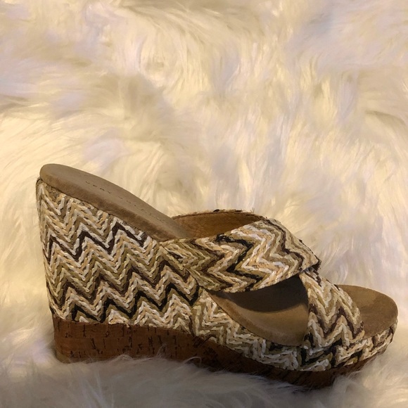 Very Volatile Los Angeles Wedge Sandal 7 - Picture 4 of 9